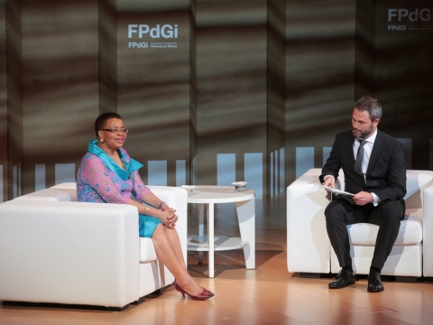 Graça Machel talks with Xavier Aldekoa